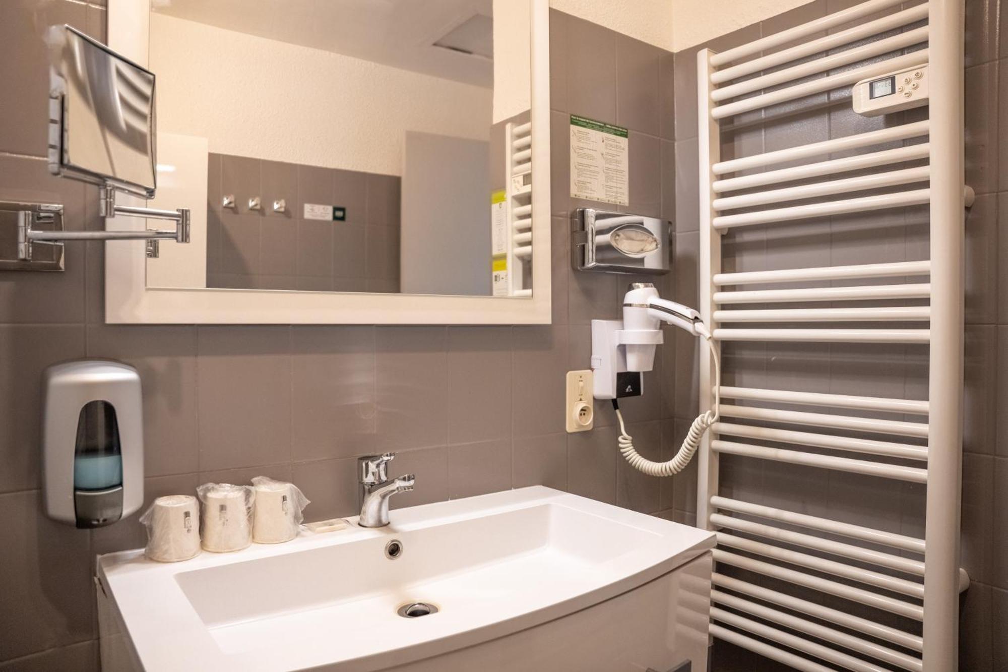 Hotel Logis Des Granges Arles
